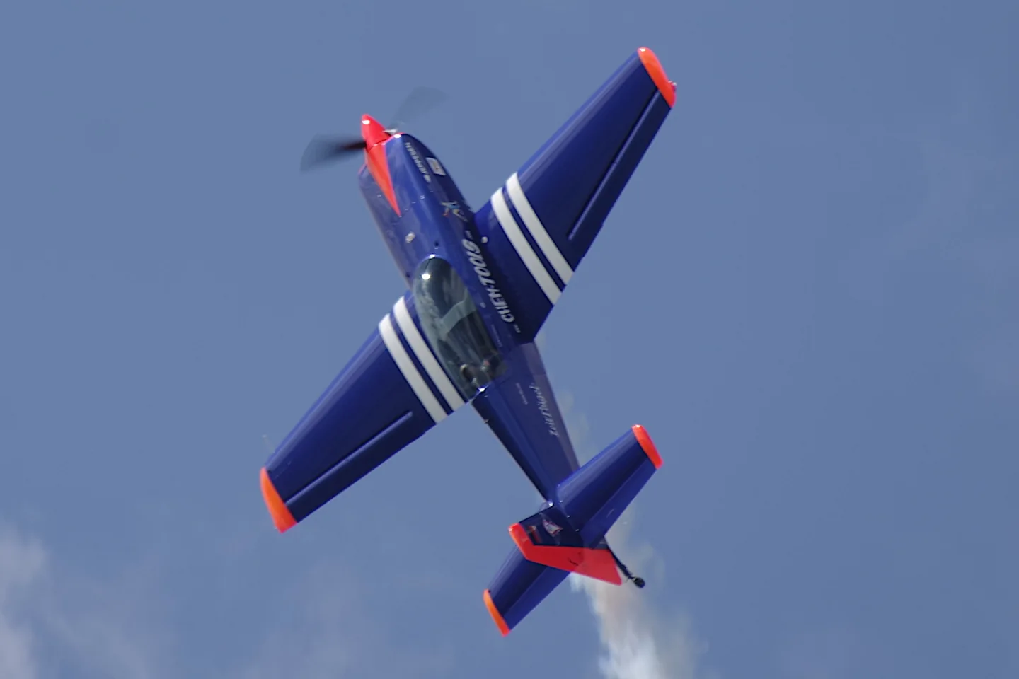 Extra 330LT