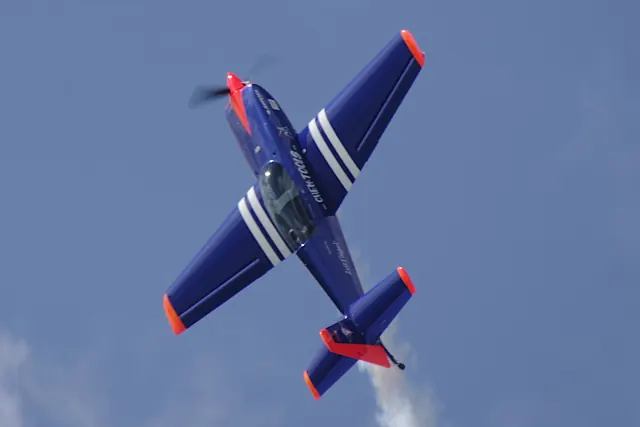 Extra 330LT