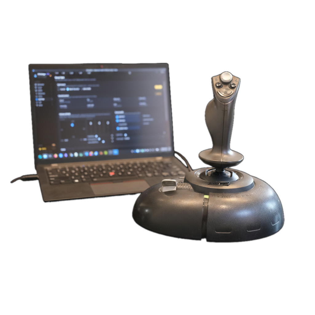 Microsoft SideWinder फ़ोर्स फ़ीडबैक 2 जॉयस्टिक FFB-Bridge ऐप चलाने वाले लैपटॉप के बगल में